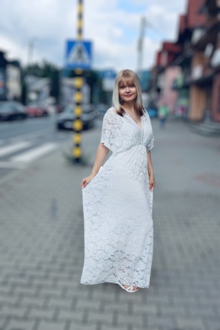 Długa sukienka koronkowa z dekoltem w serek