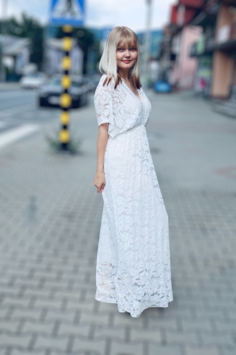 Długa sukienka koronkowa z dekoltem w serek