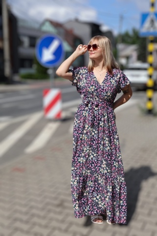 Długa sukienka w matyw kwiatowy z kopertowym dekoltem