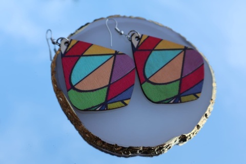 Kolczyki wiszące, drewniane, kolorowy graficzny wzór