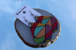 Kolczyki wiszące, drewniane, kolorowy graficzny wzór