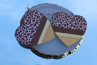 Kolczyki wiszące, drewniane, serca, wzór panterki