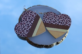 Kolczyki wiszące, drewniane, serca, wzór panterki