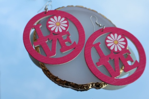 Kolczyki wiszące, drewniane, okrągłe z kwiatem stokrotki