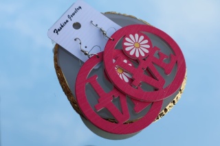 Kolczyki wiszące, drewniane, okrągłe z kwiatem stokrotki