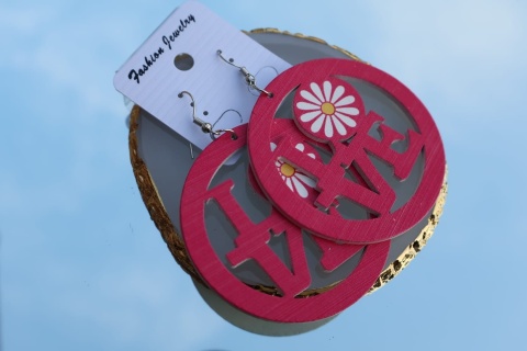 Kolczyki wiszące, drewniane, okrągłe z kwiatem stokrotki