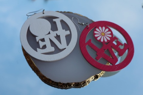 Kolczyki wiszące, drewniane, okrągłe z kwiatem stokrotki