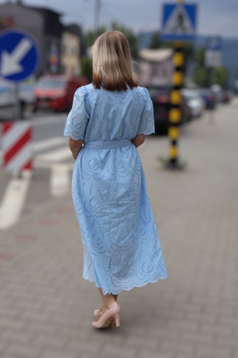 Koszulowa sukienka z ażurowym haftem, zapinana na guziki, wiązana, niebieska