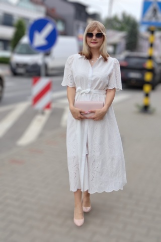 Koszulowa sukienka z ażurowym haftem, zapinana na guziki, wiązana, biała