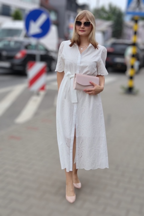 Koszulowa sukienka z ażurowym haftem, zapinana na guziki, wiązana, biała