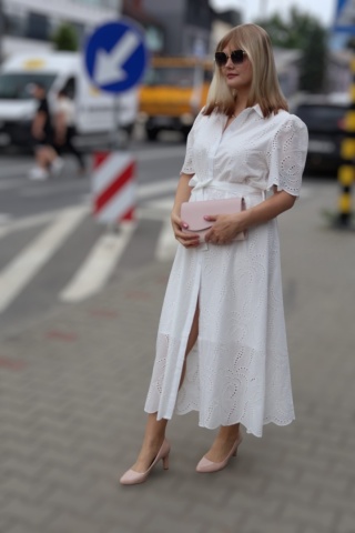 Koszulowa sukienka z ażurowym haftem, zapinana na guziki, wiązana, biała