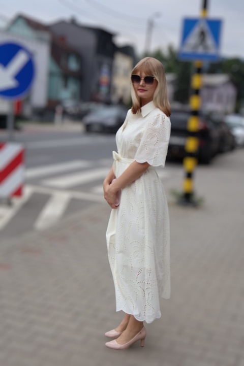 Koszulowa sukienka z ażurowym haftem, zapinana na guziki, wiązana, ecru