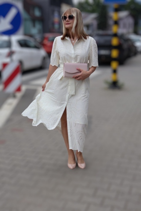 Koszulowa sukienka z ażurowym haftem, zapinana na guziki, wiązana, ecru