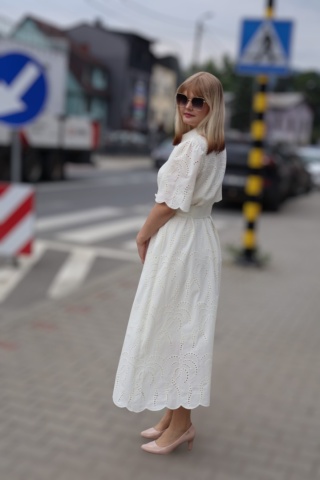 Koszulowa sukienka z ażurowym haftem, zapinana na guziki, wiązana, ecru