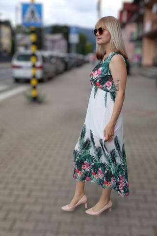 Letnia sukienka z dekoltem w serek, bez rękawów w kwiaty