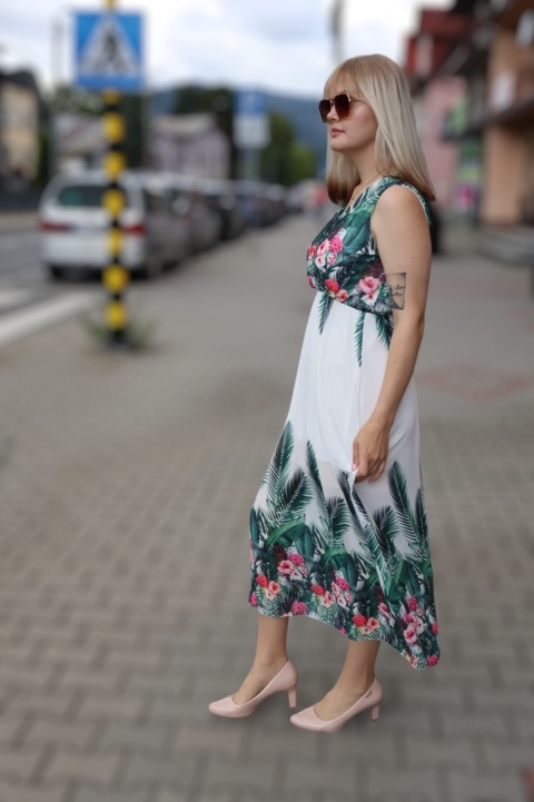 Letnia sukienka z dekoltem w serek, bez rękawów w kwiaty