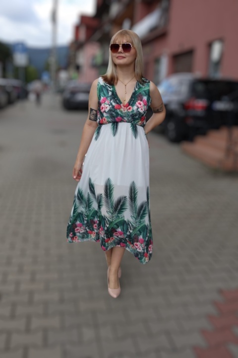 Letnia sukienka z dekoltem w serek, bez rękawów w kwiaty