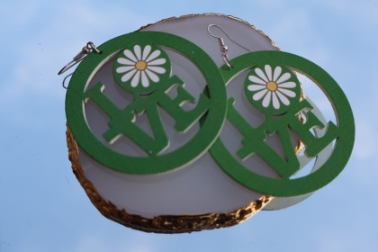 Kolczyki wiszące, drewniane, okrągłe z kwiatem stokrotki