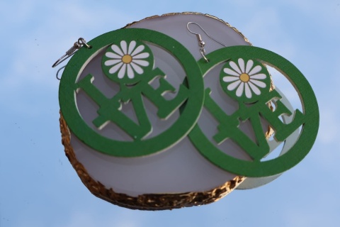 Kolczyki wiszące, drewniane, okrągłe z kwiatem stokrotki