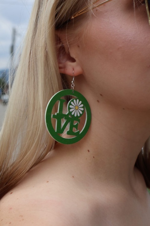 Kolczyki wiszące, drewniane, okrągłe z kwiatem stokrotki