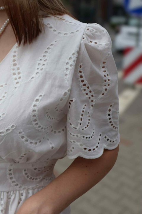 Sukienka bawełniana z ażurowym haftem i kopertowym dekoltem, ecru, L/XL