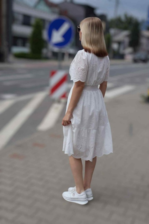 Sukienka bawełniana z ażurowym haftem i kopertowym dekoltem, biała