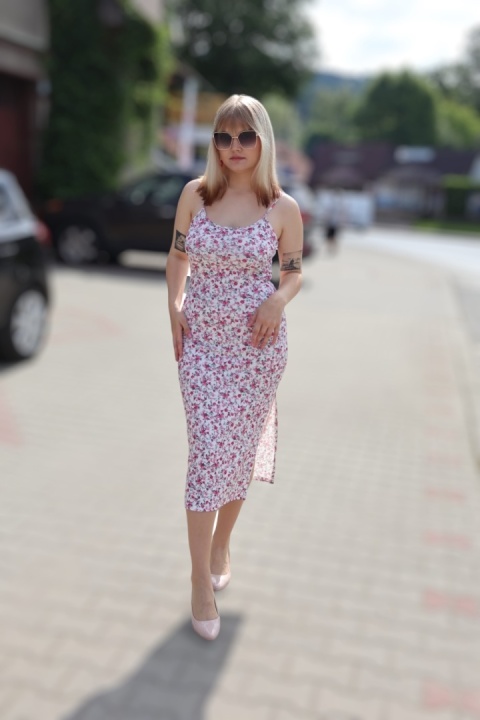 Sukienka midi w kwiatowy wzór,prążek, na szelkach, dopasowana-ołówkowa z rozcięciem