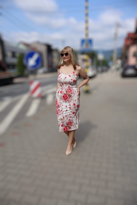 Sukienka midi w róże, prążek, na szelkach, ołówkowa