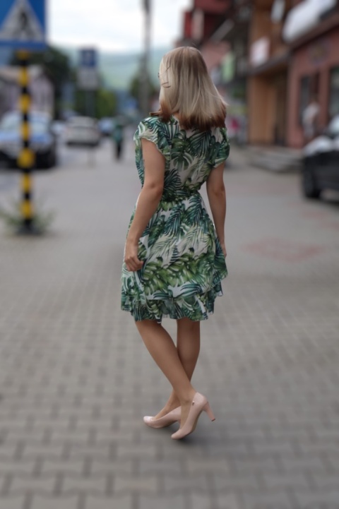 Sukienka w tropikalne liście, dekolt kopertowy, falbany