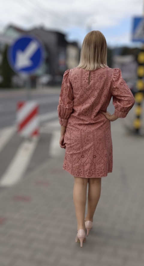 Bawełniana sukienka z ażurowym haftem, brudny róż