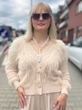 Beżowy sweter z ozdobnym futerkiem zapinany na guziki