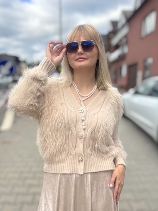 Beżowy sweter z ozdobnym futerkiem zapinany na guziki