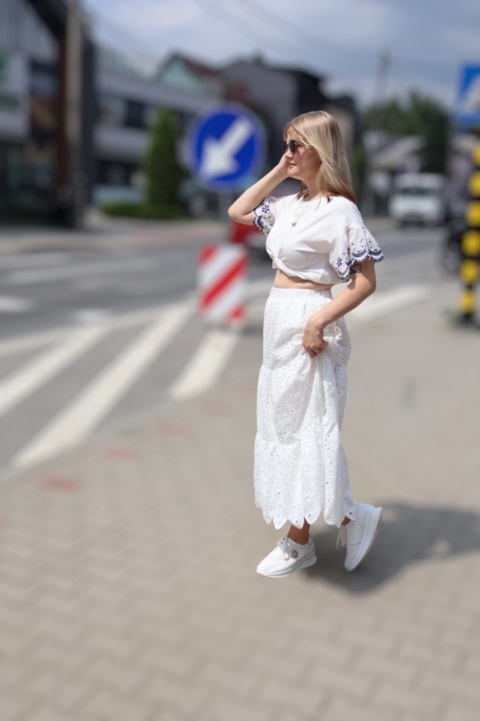 Biała, ażurowa, rozkloszowana spódnica maxi