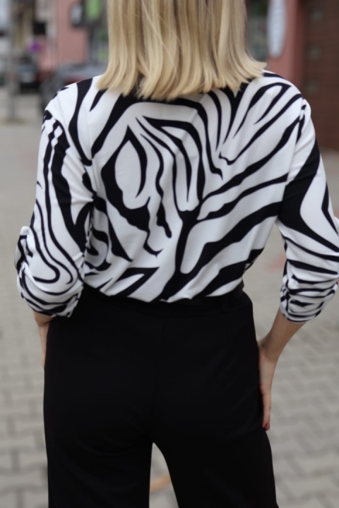 Biało-czarna bluzka w print zebra ze stójką i guzikami