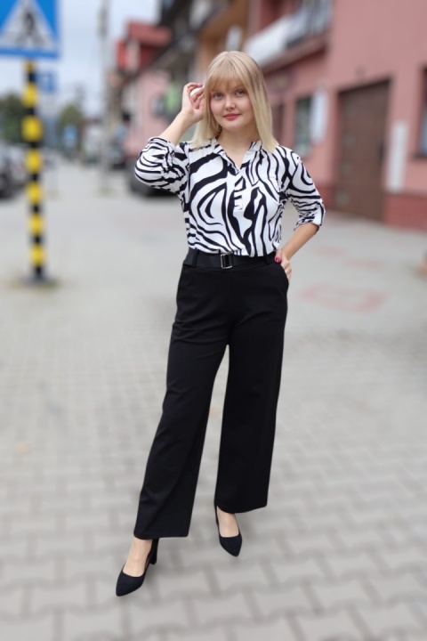 Biało-czarna bluzka w print zebra ze stójką i guzikami