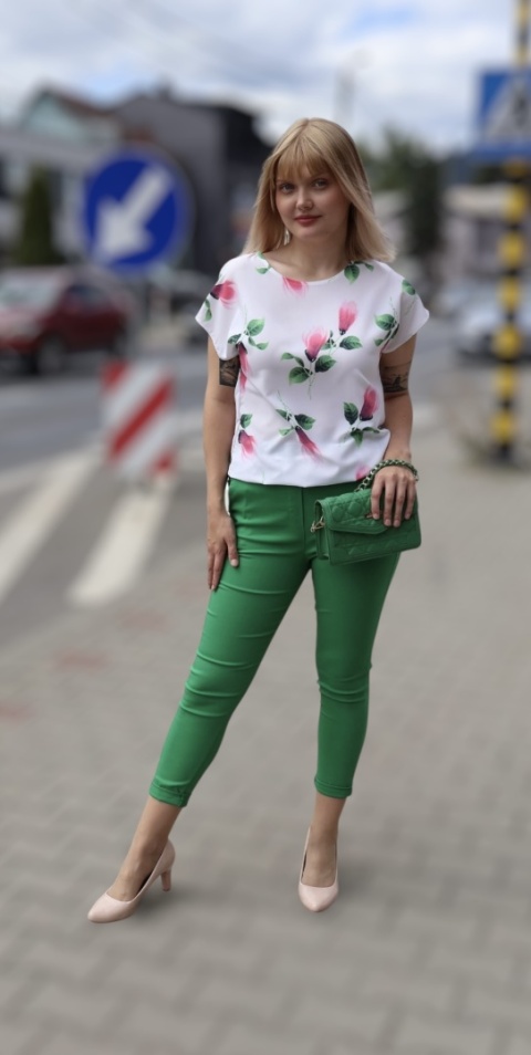 Bluzka damska w kwiaty na białym tle – wygodny fason z krótkim rękawem