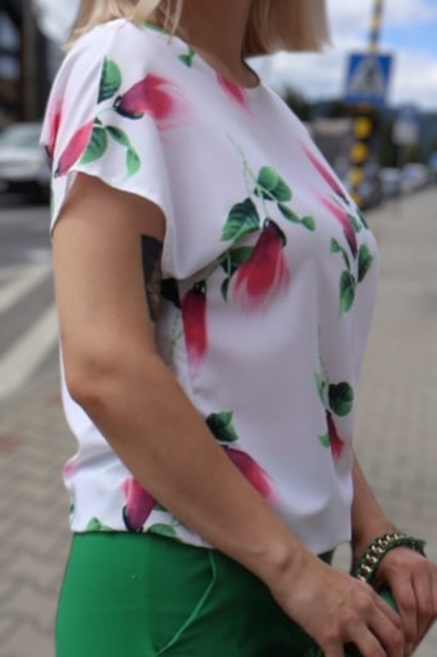 Bluzka damska w kwiaty na białym tle – wygodny fason z krótkim rękawem