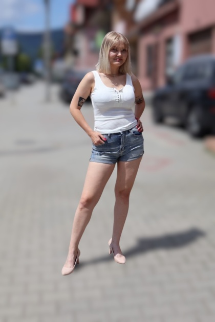 Bluzka top prążek dekolt v z wszytymi wkładkami biały