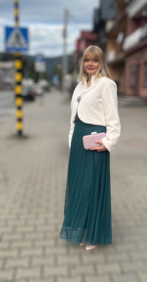 Bolerko futrzane z broszką białe