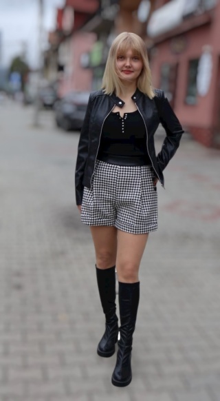 Czarno-białe spodenki w pepitkę z ozdobnymi guzikami i kieszeniami