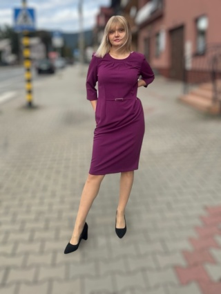 Elegancka klasyczna sukienka z imitacją paska w talii śliwa