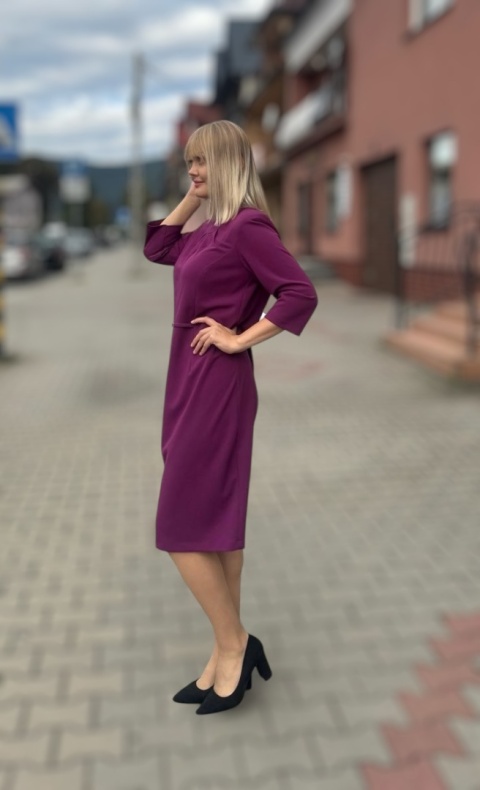 Elegancka klasyczna sukienka z imitacją paska w talii śliwa