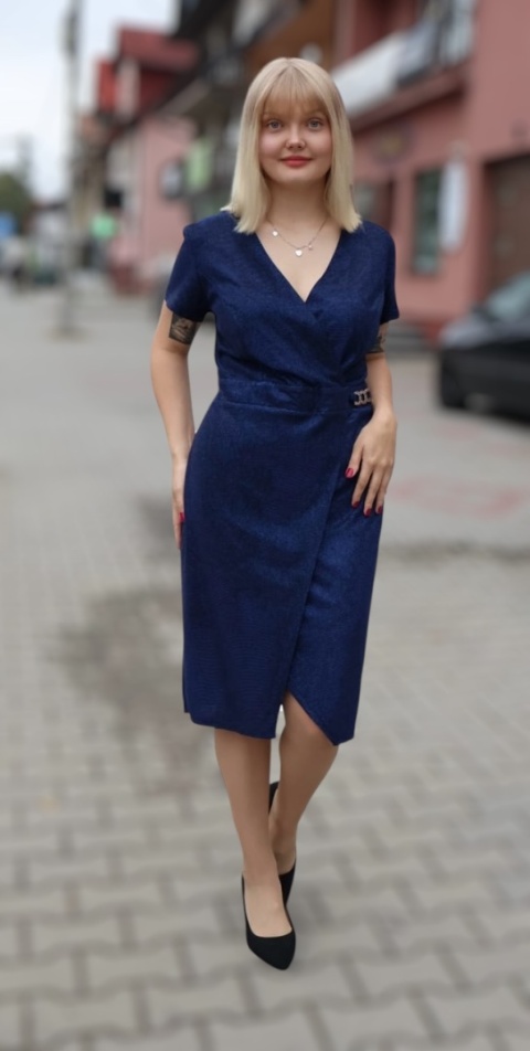 Elegancka sukienka kopertowa, błyszcząca by Vegas collection, krótki rękaw