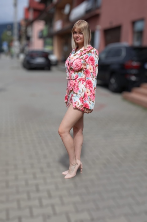 Elegancki komplet w kwiaty krótki żakiet i spódnico spodenki