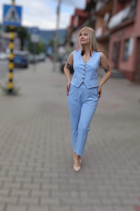 Jasnoniebieski komplet garniturowy kamizelka i spodnie