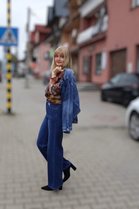 Jeansy damskie z wysokim stanem, szeroka nogawka – klasyczny denim