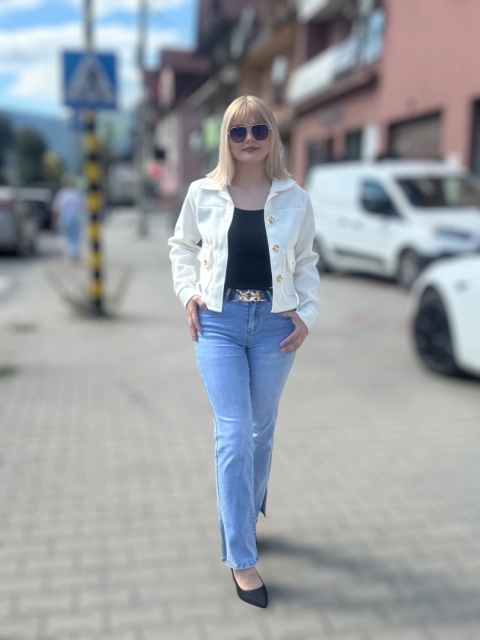 Krótka kurtka damska z ozdobnymi złotymi guzikami