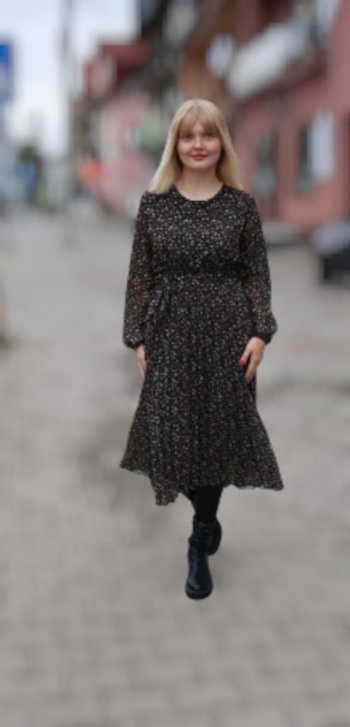 Plisowana sukienka midi w drobne kwiaty z gumką i paskiem w pasie