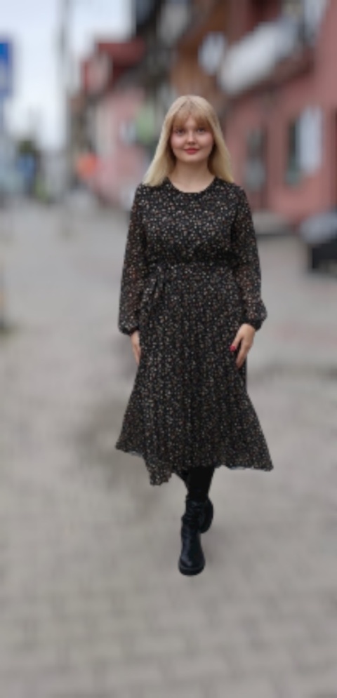 Plisowana sukienka midi w drobne kwiaty z gumką i paskiem w pasie