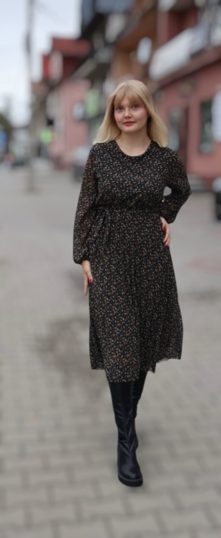 Plisowana sukienka midi w drobne kwiaty z gumką i paskiem w pasie